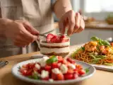 Articole: Meniul zilei, 9 iulie 2026: salată de căpșune, vermicelli cu creveți și verrine tiramisu cu căpșune