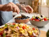 Articole: Meniul zilei, 1 iulie: salată grecească proaspătă, frango à brás reconfortant și blueberry crumble cake