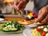Articole: Meniul zilei, 10 iulie: Sandwich cu pepene, paste reci cu pesto și vafe delicioase