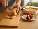 Articole: Meniul zilnic, 14 iulie: burger cu pui pane în stil coreean, quiche cu tortilla și frigărui de fructe cu ciocolată