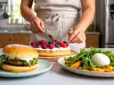 Articole: Meniul zilei, 12 iulie: cheeseburger, salată de vară cu caise prăjite și tartă stea cu fructe