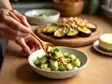Articole: Meniul zilei, 20 iulie: salată picantă de castraveți, antipasto de vinete și cheesecake japonez