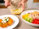 Articole: Meniul zilnic, 21 iulie: Ouă crocante cu feta, salată colorată cu creveți și caipirinha de maracujá