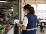 Articole: Ce au găsit inspectorii ANPC în restaurantele de pe litoral: ulei degradat, alimente expirate și frigidere neconforme