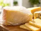 Articole: Nu înfășurați brânza în folie alimentară când este cald: greșeala se observă imediat, iată de ce