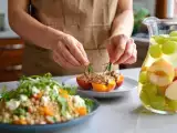 Articole: Meniul zilei, 29 iulie: caise umplute cu ton, salată de cușcuș perlat și sangria albă