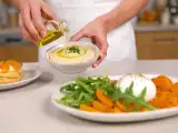 Articole: Meniul zilnic, 30 iulie: Hummus libanez, salată de vară cu caise prăjite și tartă oranaise
