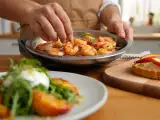 Articole: Meniul zilei, 2 august: tartine cu rucola, creveți crocanți și tartă rustică cu piersici