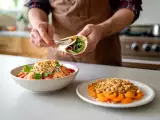 Articole: Meniul zilnic, 6 august: Wrap aperitiv cu prosciutto, salată colorată cu creveți și crumble de caise