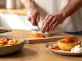 Articole: Meniul zilnic, 5 august: aperitiv tartinabil cu somon afumat, paella super rapidă și moelleux cu caise și mascarpone