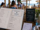 Articole: 11 trucuri psihologice folosite în restaurante și baruri de pe plajă care te fac să cheltui mai mult și cum să le recunoști