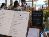 Articole: 11 trucuri psihologice folosite în restaurante și baruri de pe plajă care te fac să cheltui mai mult și cum să le recunoști