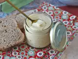 Articole: Este maioneza făcută în casă cu adevărat mai sănătoasă? Ce nu se vede din lista sa scurtă de ingrediente...
