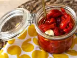 Articole: Trucul cu ardeii copți care îmbunătățește orice salată de vară: mai dulci, mai suculenți și mai ușor de curățat