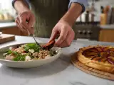 Articole: Meniul zilei, 18 august: dovlecei gratinati, salată de grâu cu ton și tartă răsturnată cu prune