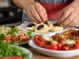 Articole: Meniul zilei, 13 august: tabbouleh libanez, ardei umpluți și găluște cu prune