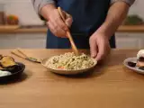 Articole: Meniul zilei, 15 august: vinete tempura, salată de cușcuș perlat cu surimi și prăjitură cu prune și brânză