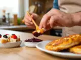 Articole: Meniul zilei, 16 august: coșulețe de pâine cu mozzarella, burgheri de pui și prăjitură cu prune