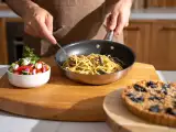 Articole: Meniul zilei, 11 august: salată grecească, spaghete cu sardine și tartă cu prune