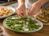 Articole: Meniul zilnic, 23 august: salată cu sparanghel, paste cremoase și chec cu smochine