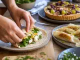 Articole: Meniul zilnic, 24 august: wrap moale cu ou și feta, gyozas cu pui și tartă cu smochine și struguri