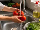 Articole: Speli fructele cu detergent? De ce apa curgătoare este suficientă