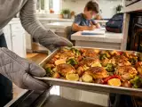 Articole: Ți se pare imposibil să pregătești cina într-o seară din timpul săptămânii? Lasă tava de cuptor să se ocupe de tot