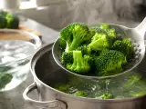 Articole: Cum se gătește broccoliul pentru a rămâne verde și ușor crocant?