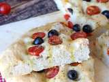 Articole: Această focaccia înaltă cu roșii cherry și măsline te cucerește încă de la miros: rețeta pe care trebuie să o încerci
