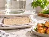 Articole: Cum să presezi tofu fără presă: metode simple de acasă pentru a-l face crocant și plin de savoare