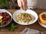 Articole: Meniul zilnic, 30 septembrie: salată de sfeclă cu halloumi, pui chinezesc la abur și flan proteic