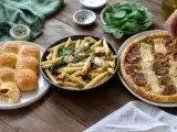 Articole: Meniul zilei, 6 octombrie 2026: chifle pizza, paste cremoase cu pui și tartă cu smochine