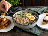 Articole: Meniul zilei, 12 octombrie: sticksuri cu feta, ramen cu pui și plăcintă cu nuci pecan