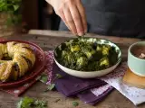 Articole: Meniul zilei, 16 octombrie 2026: coroană cu pesto, palak tofu și spumă de cafea
