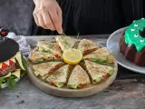 Articole: Meniul zilei, 28 octombrie: burger monstru, quesadilla cu pui și tort Bundt cu glazură verde