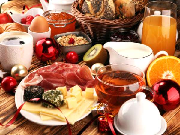 Cum să organizați un brunch de Crăciun cu 27 de idei dulci sărate și băuturi