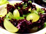 Rețetă Salata rosie creata cu struguri albi si premii (lollo rossa with grapes &awards)