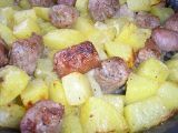 Rețetă Patate con salsiccia al forno (cartofi cu carnati la cuptor)