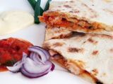 Rețetă Quesadilla cu pui si salsa picanta