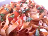 Rețetă Tagliatelle picante cu bacon, usturoi si parmesan