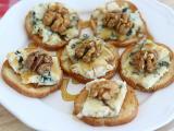 Rețetă Crostini cu gorgonzola, nuca si miere