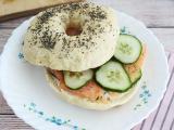 Rețetă Bagel cu somon, castravete si crema de branza