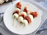 Rețetă Frigarui apertiv cu mozzarella, prosciutto si rosii uscate