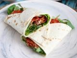 Rețetă Sandwich wrap cu carnat, avocado si rosii