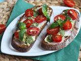 Rețetă Tartine cu crema de branza, pesto si rosii cherry