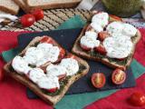 Rețetă Bruschetta cu pesto, rosii cherry si mozzarella