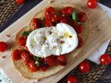 Rețetă Bruschetta cu roșii cherry și burrata