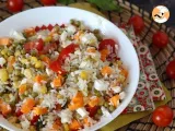 Rețetă Salată vegetariană de orez: feta, porumb, morcovi, mazăre, roșii cherry și mentă