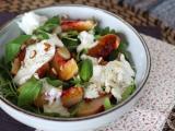 Rețetă Salată dulce-sărată cu piersici prăjite, rucola și burrata (aromele dulci ale verii)