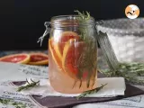 Rețetă Apă aromată cu grapefruit și rozmarin: bautură detox de vară, fără adaos de zahăr!